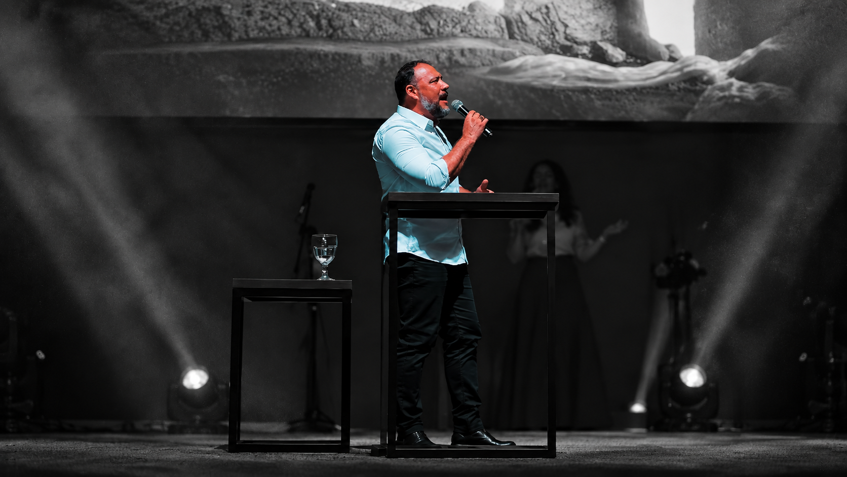 Pastor pregando durante um culto na Igreja Vitória da Fé, em Luziânia, Goiás
