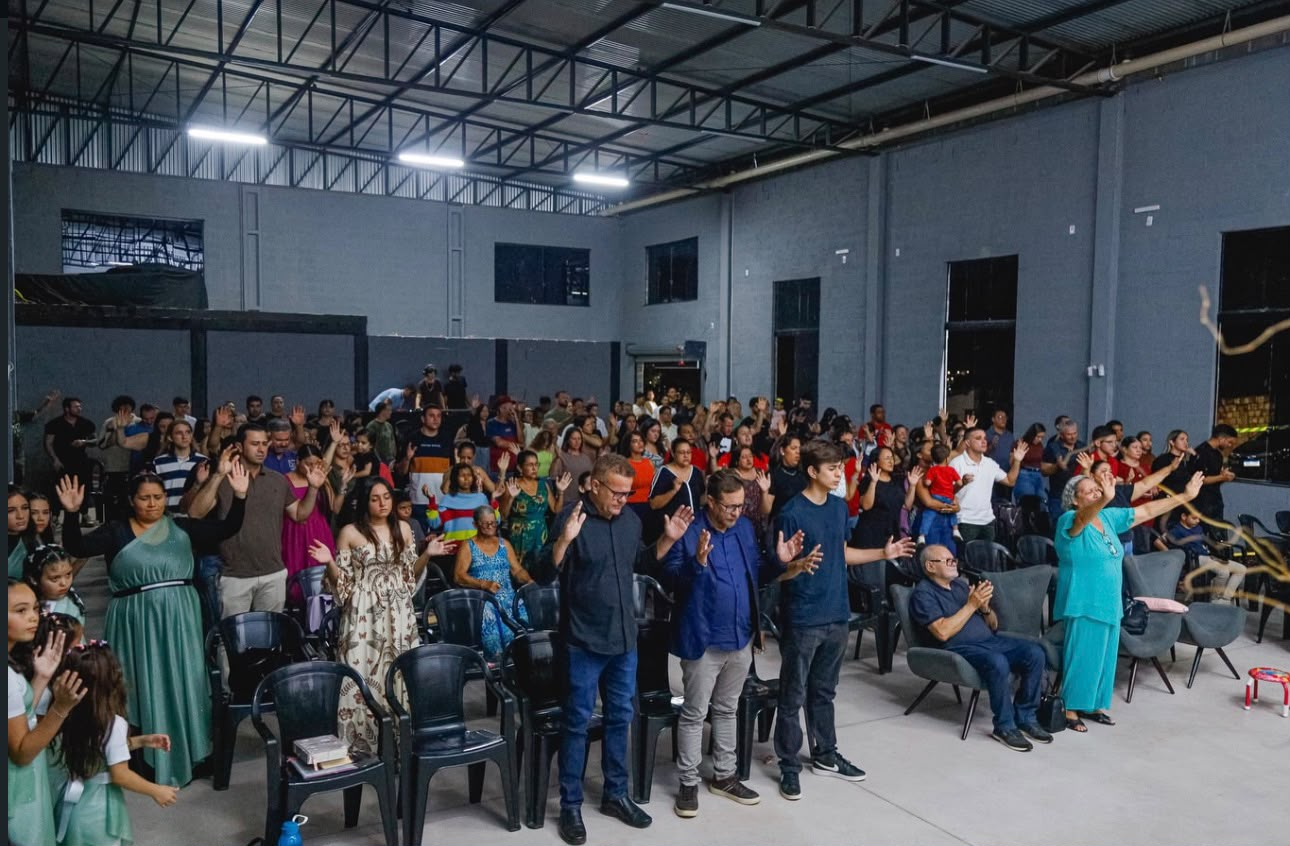 Congregação reunida para adorar na Vitória da Fé