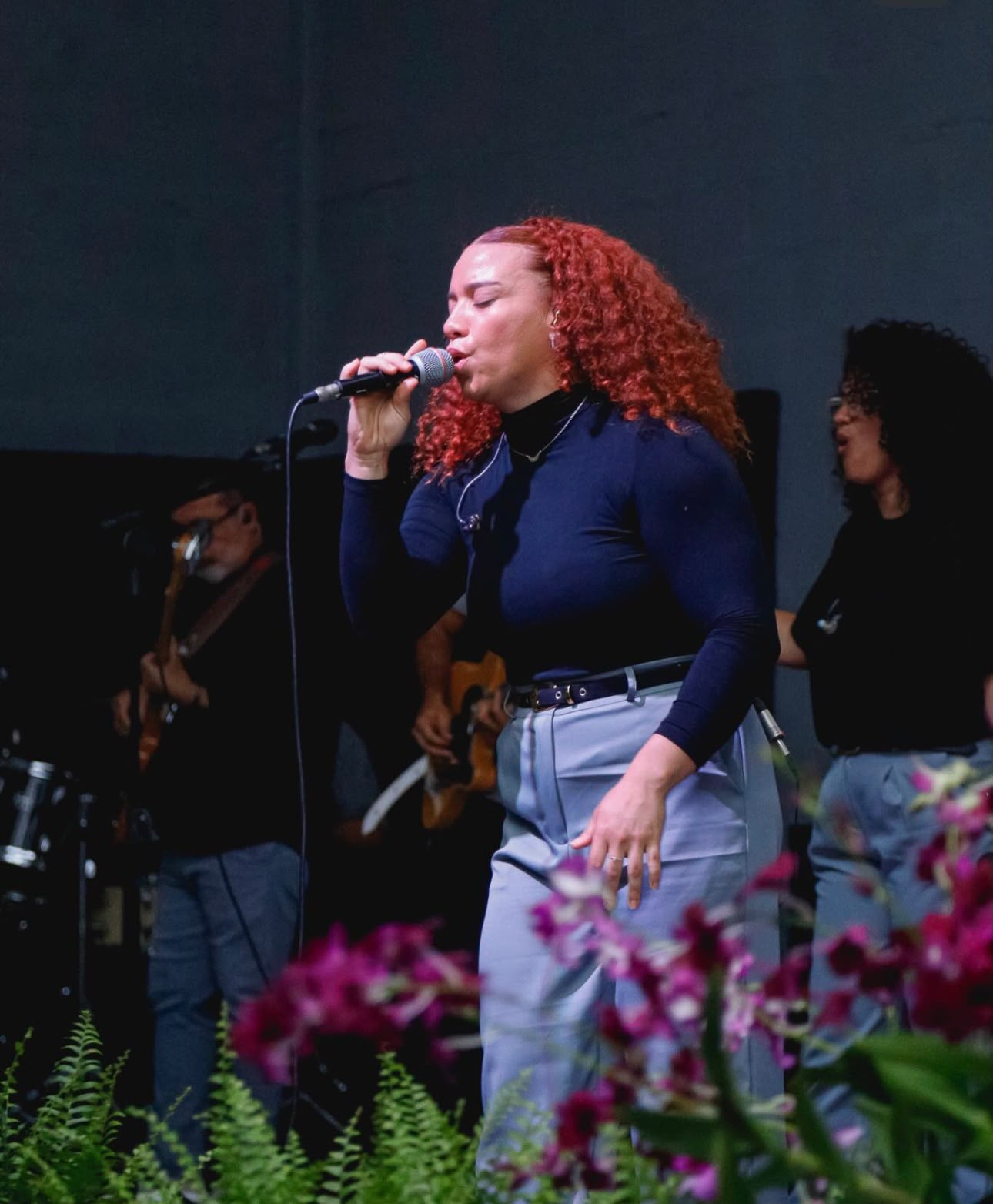 Cantora conduzindo o louvor na Vitória da Fé
