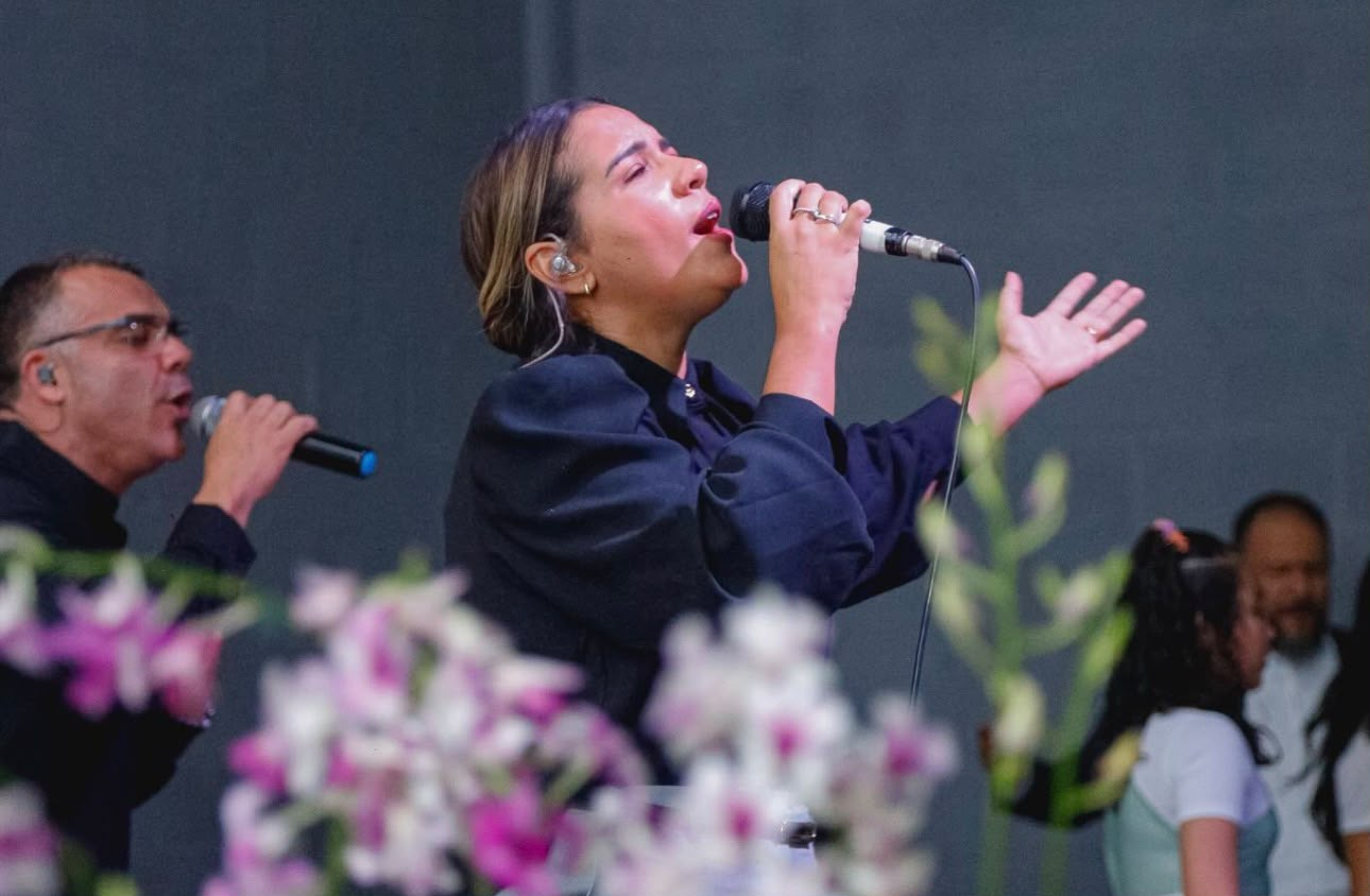 Cantora adorando no palco