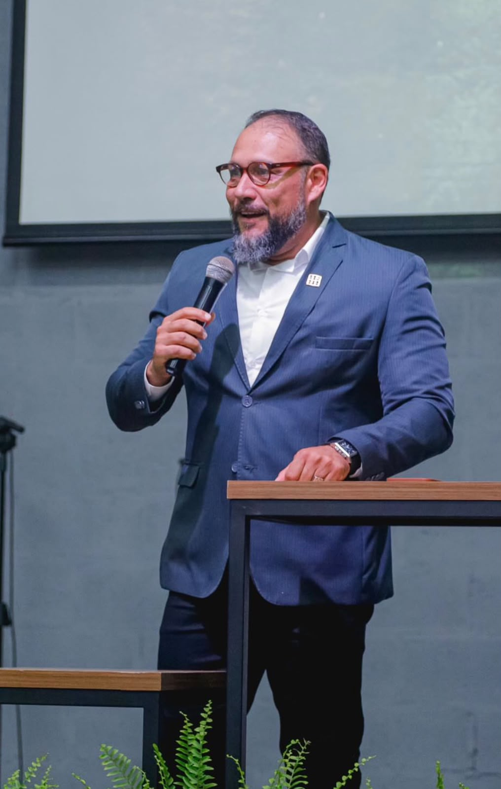 Pastor ministrando durante o culto